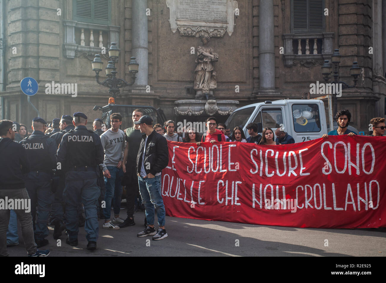 Agli studenti di tornare per le strade di Palermo per gridare al governo che deve cambiare rotta nella International Student's Day. Foto Stock