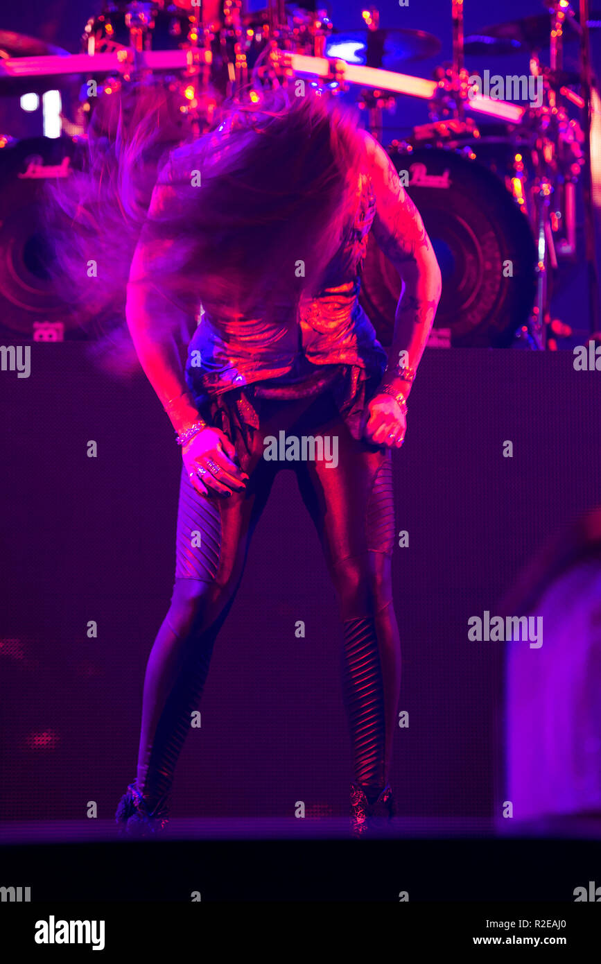 BRATISLAVA, Slovacchia - Nov 13, 2018: Floor Jansen - la cantante dei Nightwish, il finlandese symphonic metal band, esegue un concerto dal vivo a decenni: E Foto Stock