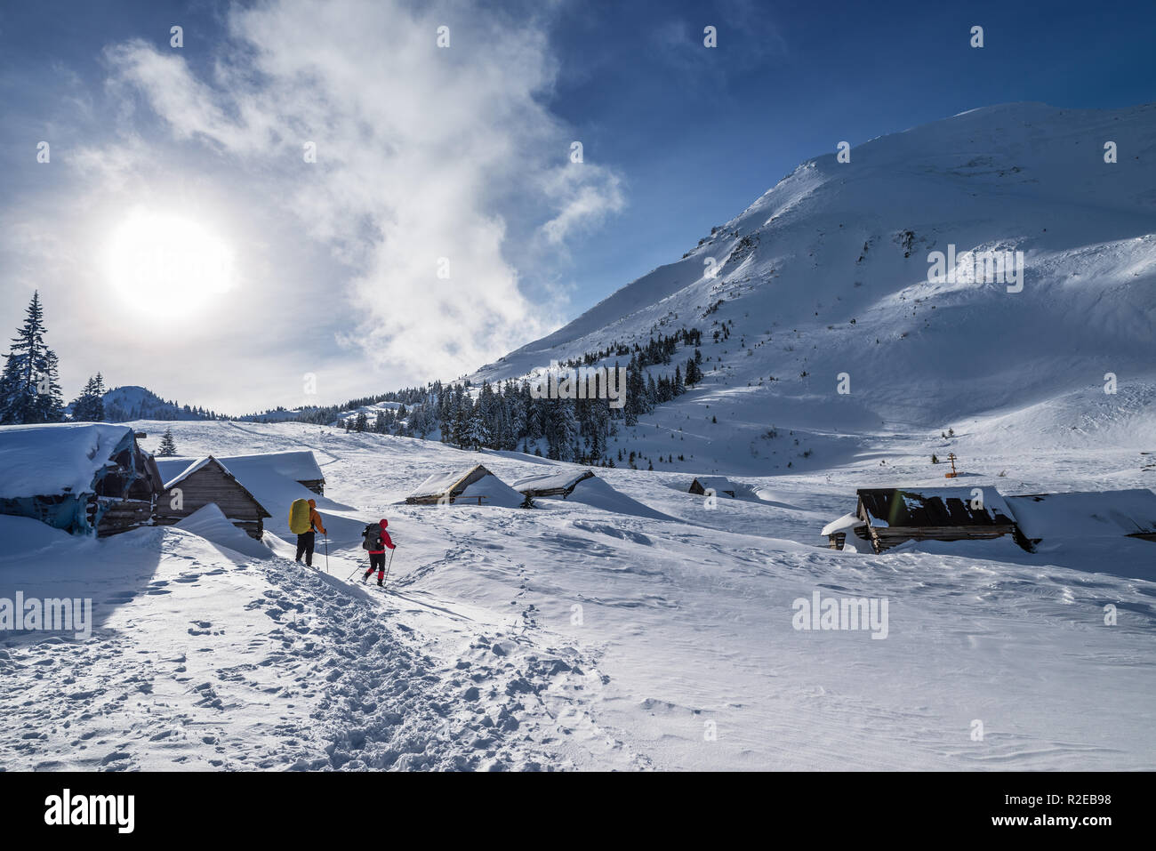 Escursioni invernali. I turisti sono le escursioni nelle montagne coperte di neve. Incantevole paesaggio invernale in montagna. Foto Stock