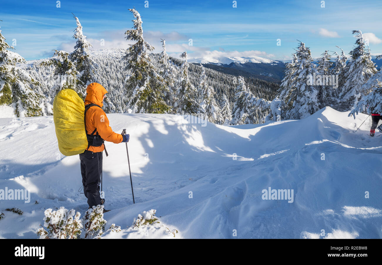 Escursioni invernali. I turisti sono le escursioni nelle montagne coperte di neve. Incantevole paesaggio invernale in montagna. Foto Stock