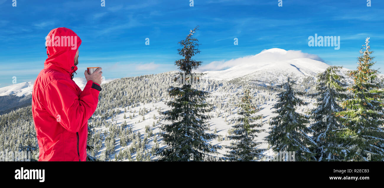 Escursioni invernali. I turisti sono le escursioni nelle montagne coperte di neve. Incantevole paesaggio invernale in montagna. Foto Stock