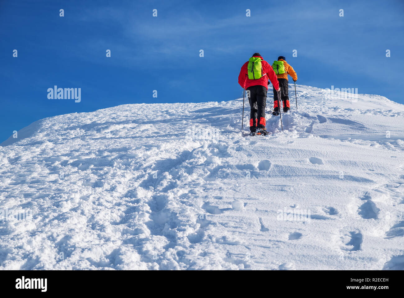 I turisti sul loro modo di neve-coperta di cima della montagna. Escursioni invernali. Foto Stock