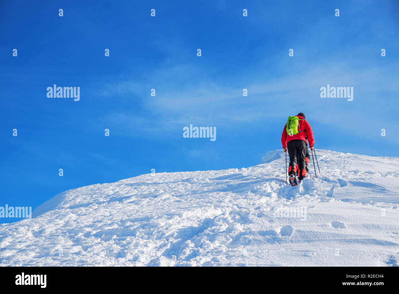 I turisti sul loro modo di neve-coperta di cima della montagna. Escursioni invernali. Foto Stock