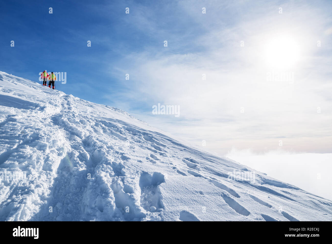 I turisti sul loro modo di neve-coperta di cima della montagna. Escursioni invernali. Foto Stock