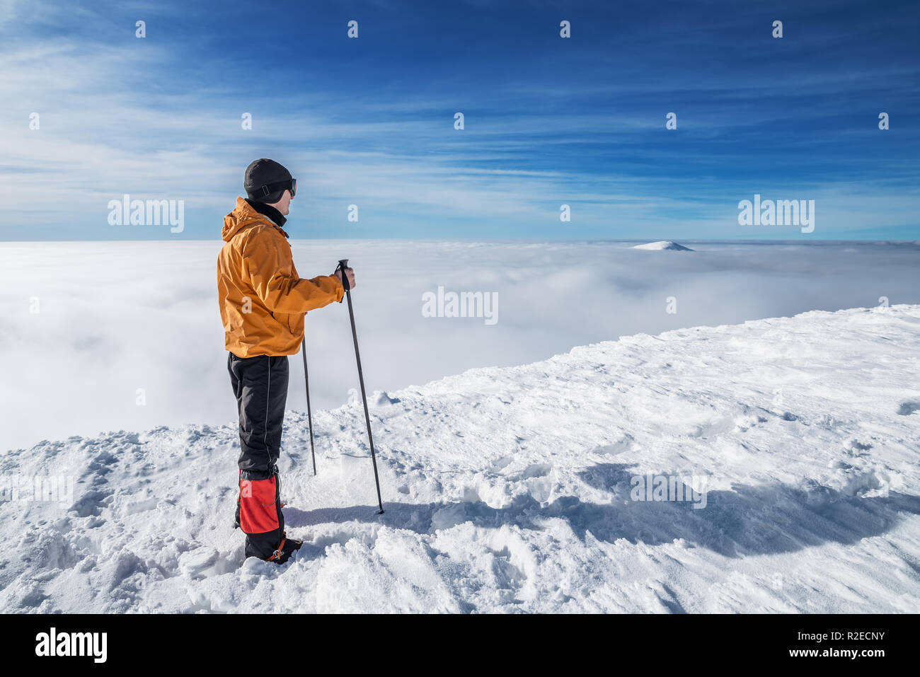 Escursioni invernali. Turisti in montagna innevata top godendo di una splendida vista di cloudscape. Foto Stock