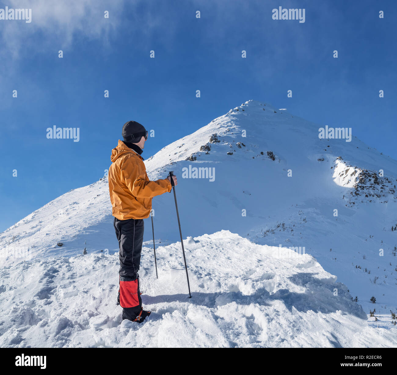 Escursioni invernali. Tourist getting resto sul suo modo alla cima della montagna. Foto Stock