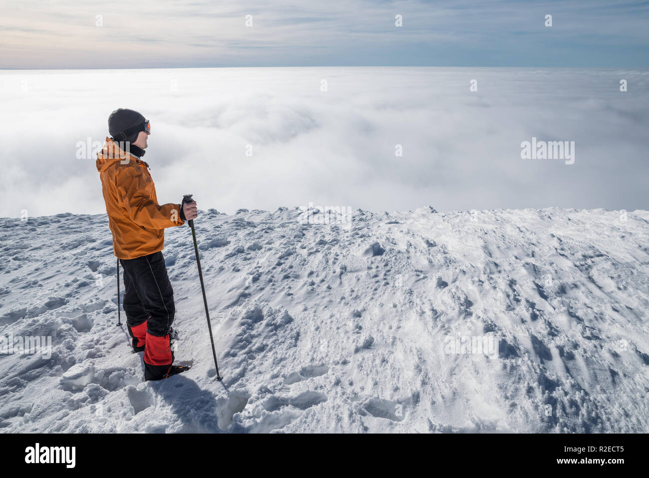 Escursioni invernali. Turisti in montagna innevata top godendo di una splendida vista di cloudscape. Foto Stock