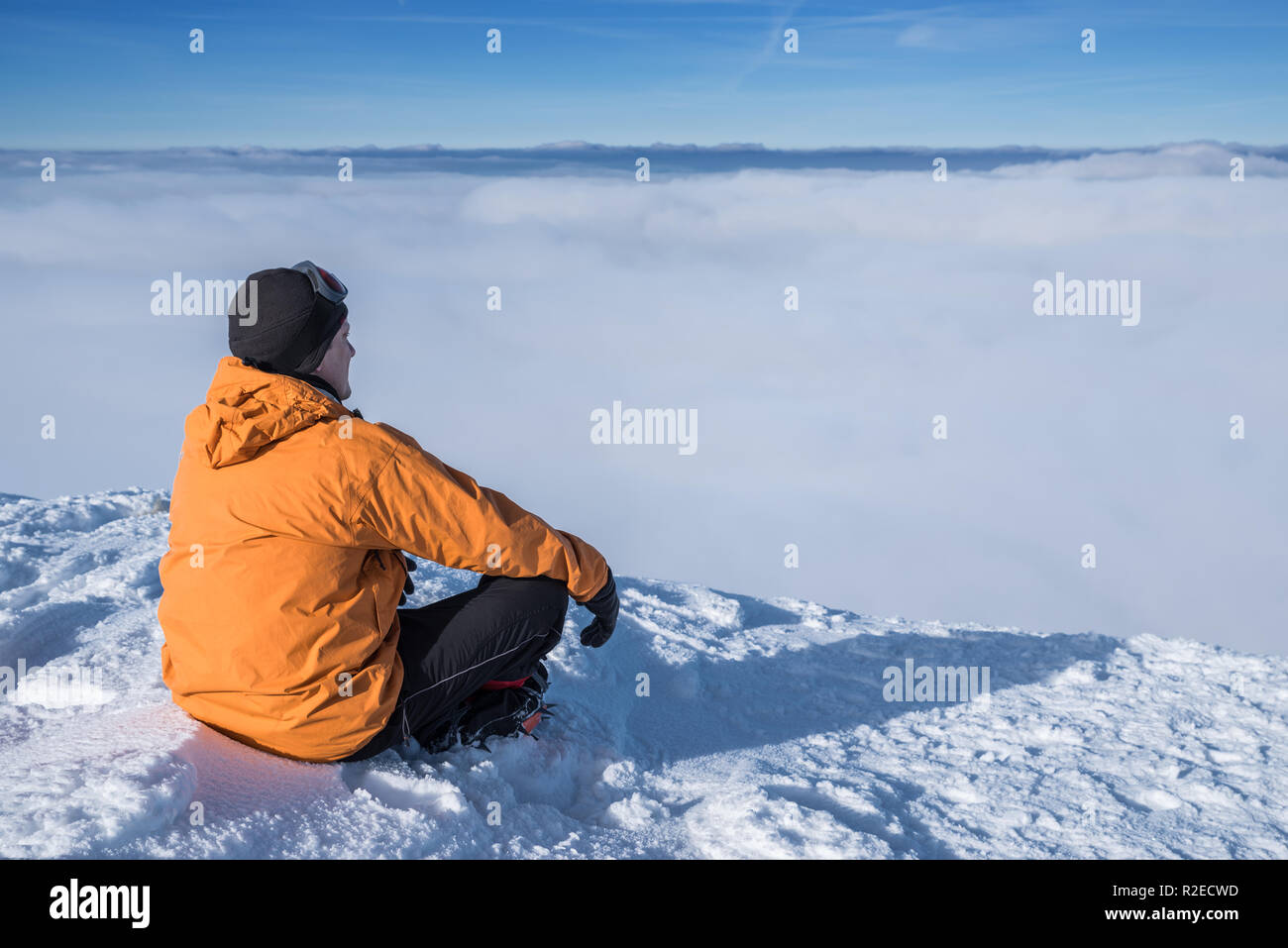 Escursioni invernali. Turisti in montagna innevata top godendo di una splendida vista di cloudscape. Foto Stock