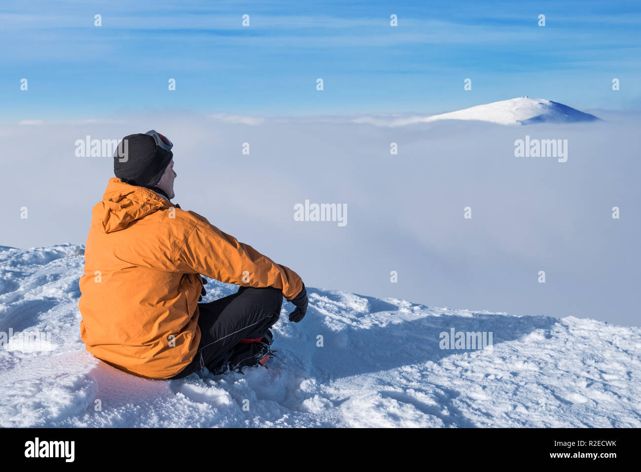 Escursioni invernali. Turisti in montagna innevata top godendo di una splendida vista di cloudscape. Foto Stock