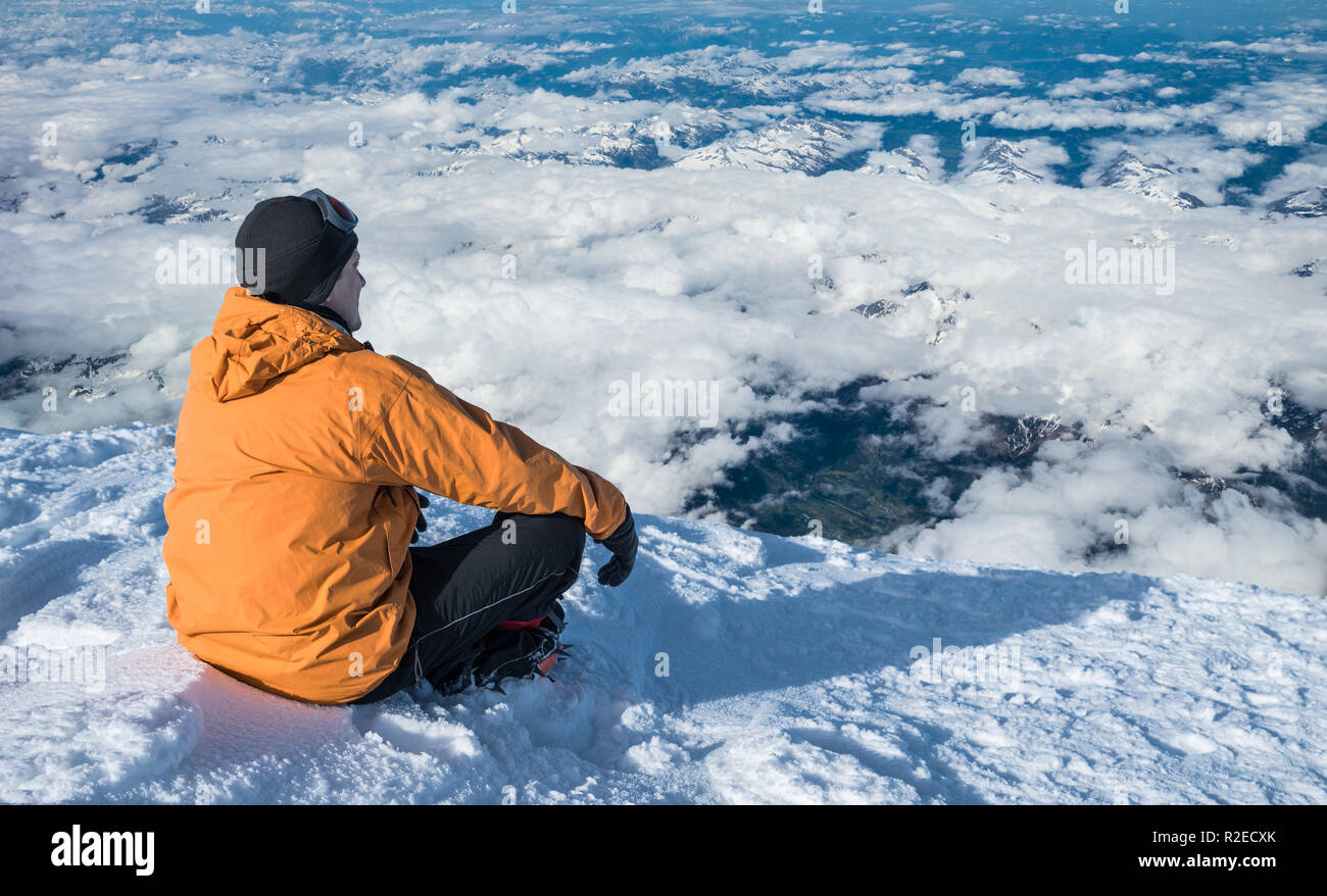 Escursioni invernali. Turisti in montagna innevata top godendo di una splendida vista di cloudscape. Foto Stock
