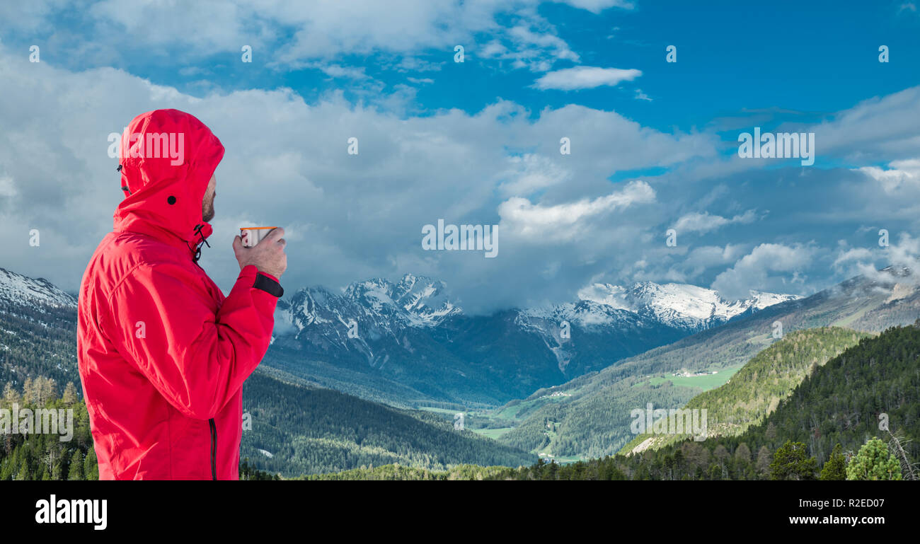 Escursioni invernali. Turisti in montagna innevata top gode di splendida vista cloudscape. Foto Stock