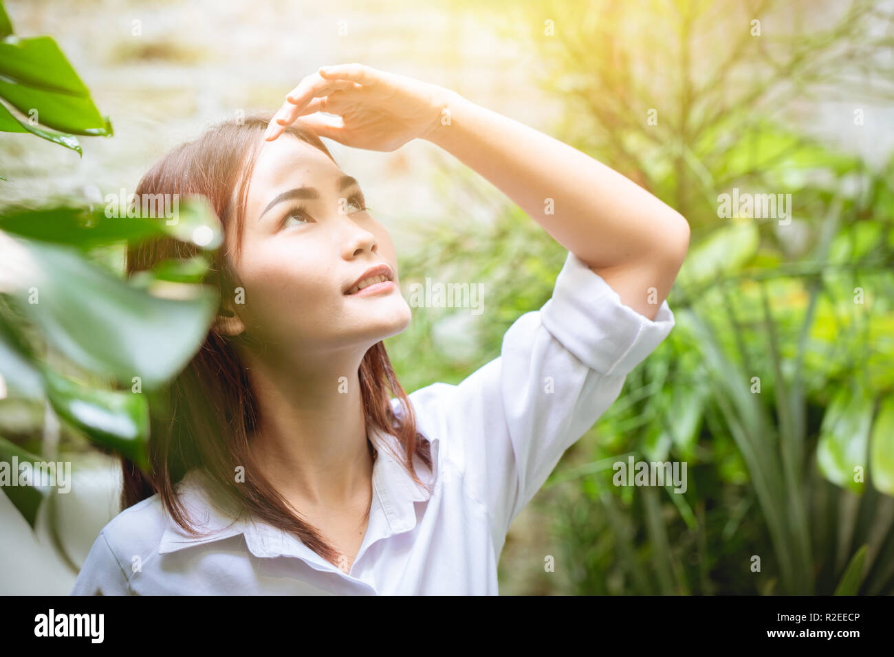 Girl Teen in giardino con albero verde natura aria fresca buon ambiente. Foto Stock