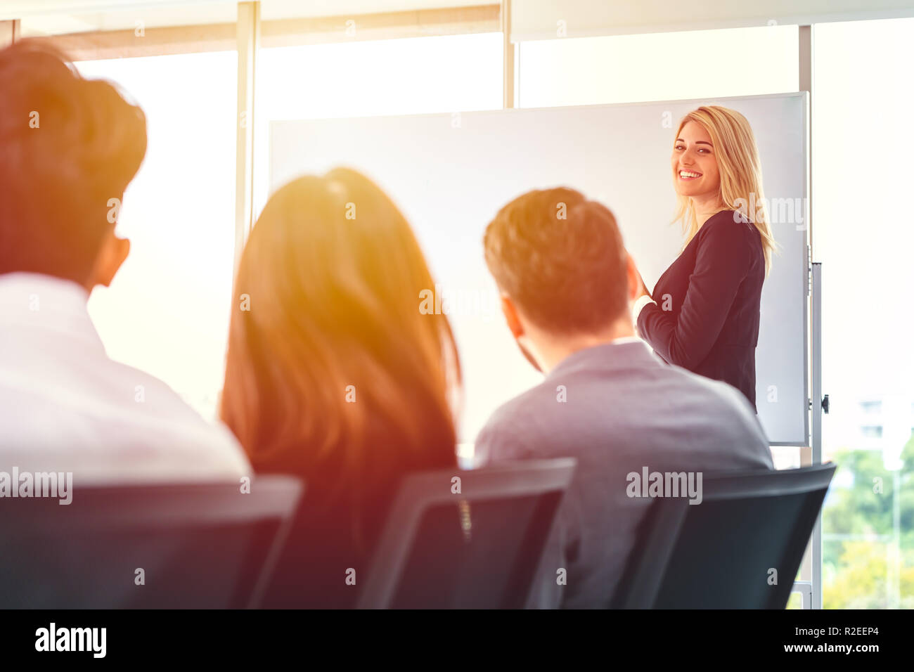 Smart Business donna presentazione in office meeting con bordo bianco. Foto Stock