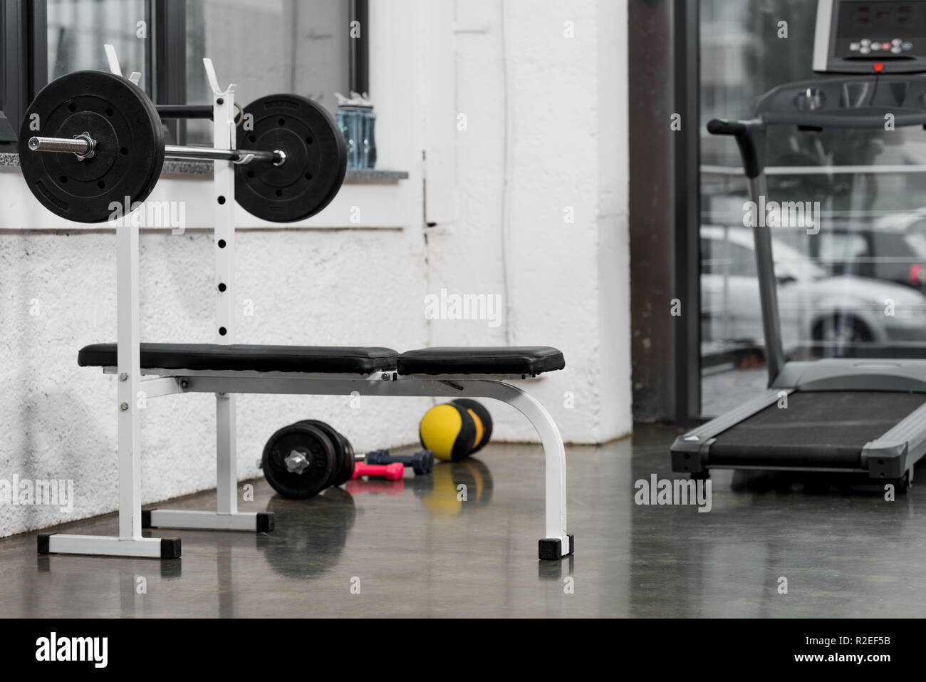 Il tapis roulant, barbell e pesi nella palestra moderna Foto Stock