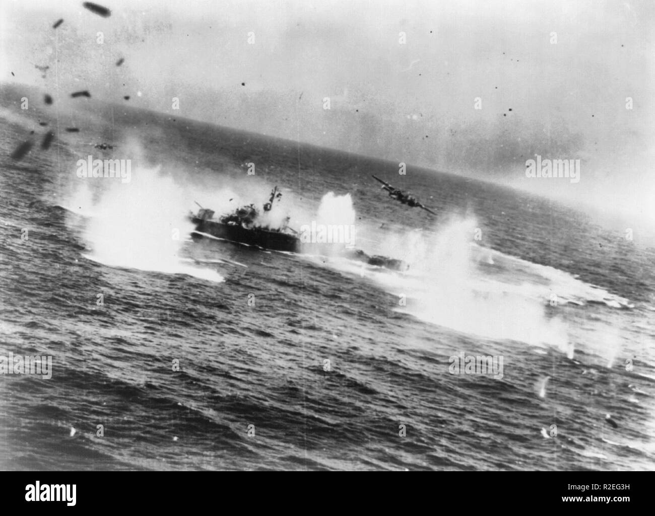 Due North American B-25's churn l'acqua con colpi e quasi incidenti su una fregata giapponese nel Marzo 29, 1945 attentato che è costato la Japs nove navi, sul Mare della Cina del Sud Foto Stock