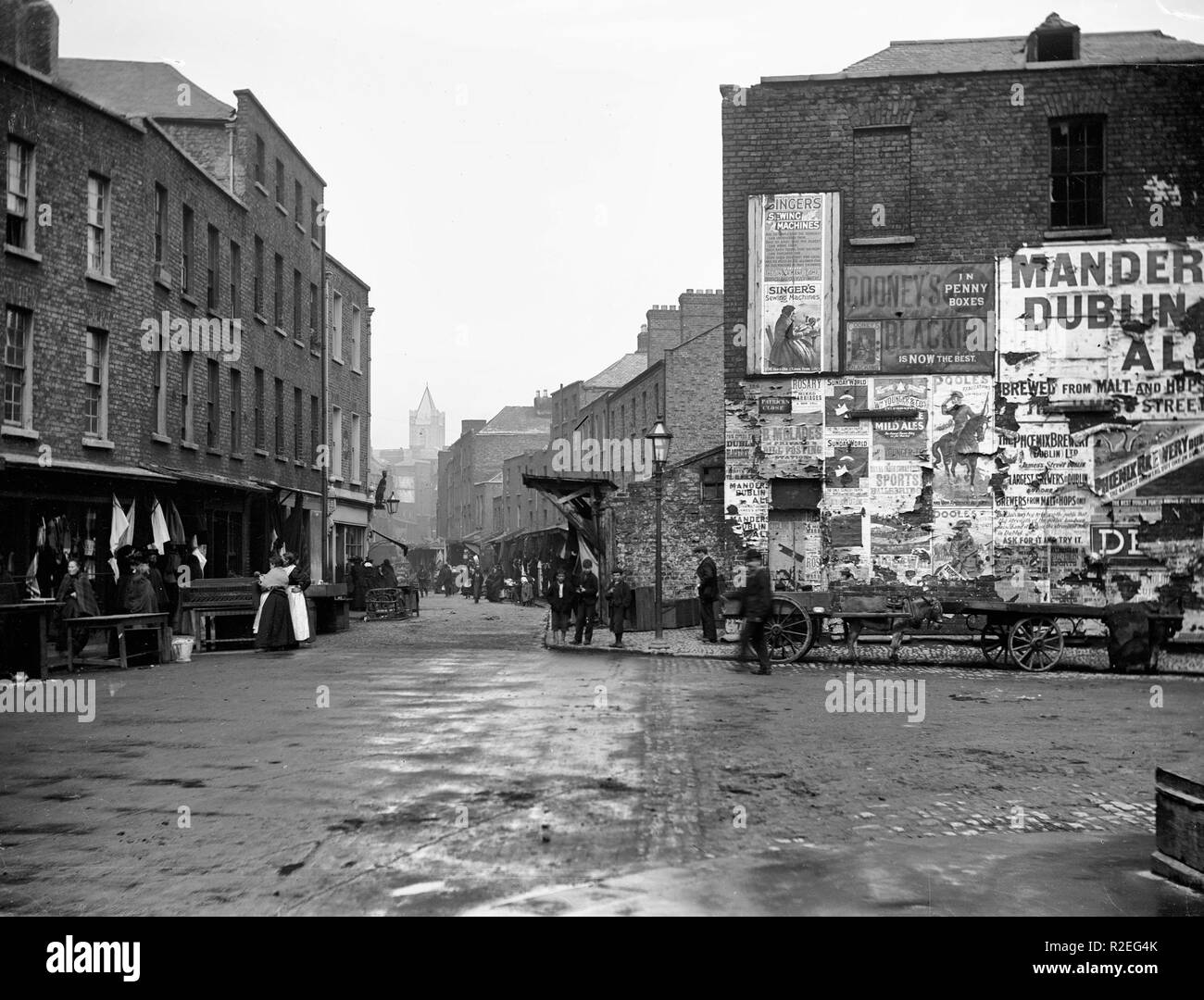 Un giorno oscuro su Patrick Street nella libertà di Dublino. Che la torre della cattedrale di Cristo nella distanza. 1898 Foto Stock