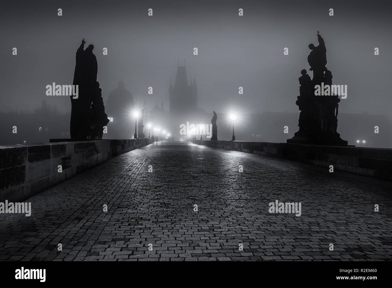 Sul famoso Ponte Carlo nella nebbia mattutina, Praga, Repubblica Ceca, Europa Foto Stock
