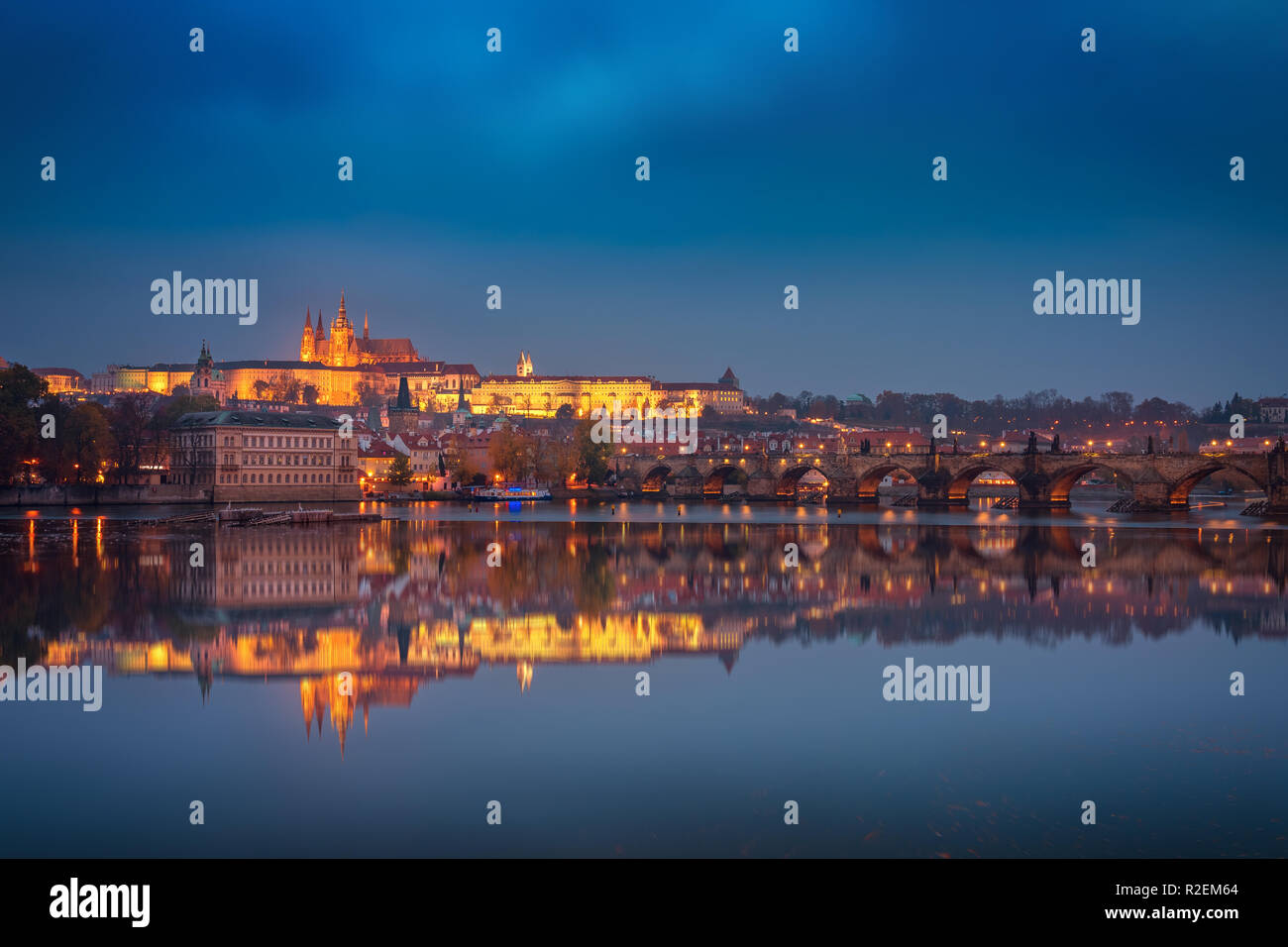 Crepuscolo bella vista sul Ponte Carlo e il Castello di Praga a Praga Repubblica Ceca, Europa Foto Stock