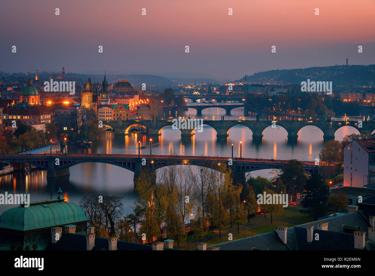 Crepuscolo bella vista aerea per ponti e il fiume Moldava a Praga Repubblica Ceca in autunno (caduta) Foto Stock