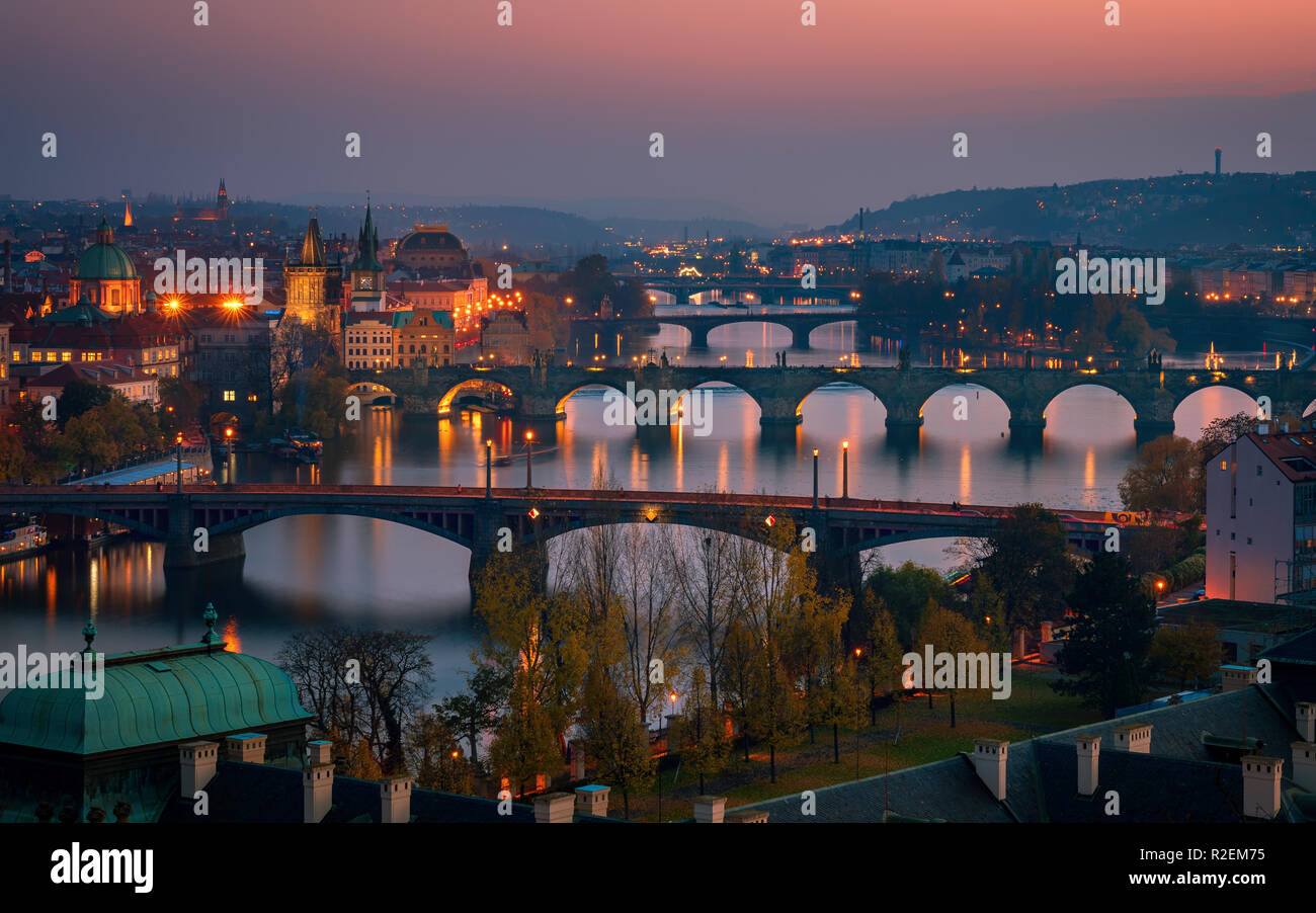 Crepuscolo bella vista aerea per ponti e il fiume Moldava a Praga Repubblica Ceca in autunno (caduta) Foto Stock