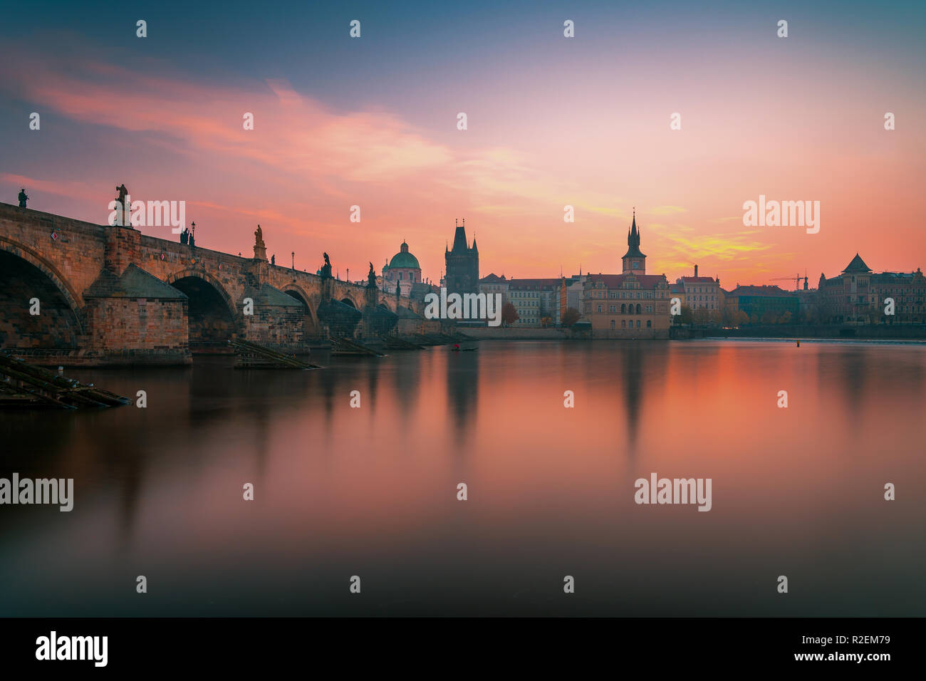 Bellissima alba vista panoramica su Ponte Carlo sul fiume Moldava e la vecchia città storica di Praga, Repubblica Ceca, Europa Foto Stock