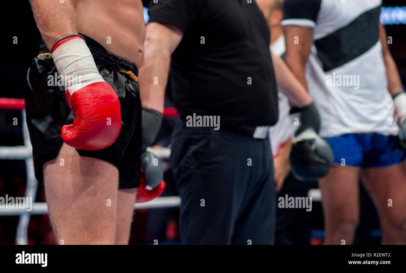 Lotta pugilato arbitro annuncerà vincitore di Le Mans boxer Foto Stock