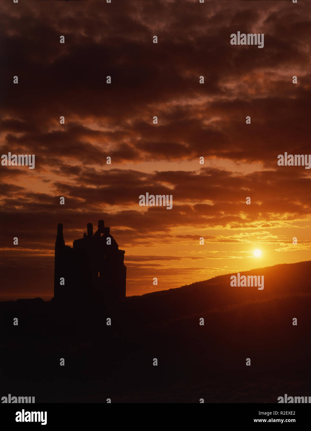 Tramonto su cui il Dunskey castle, Dumfries, S/W in Scozia. Foto Stock