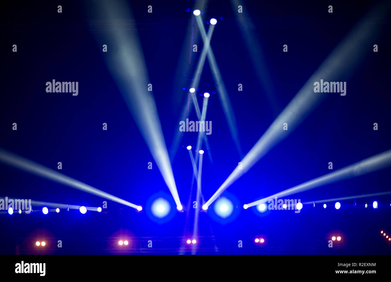 Stadio di vettore Spotlight con raggi laser Foto Stock