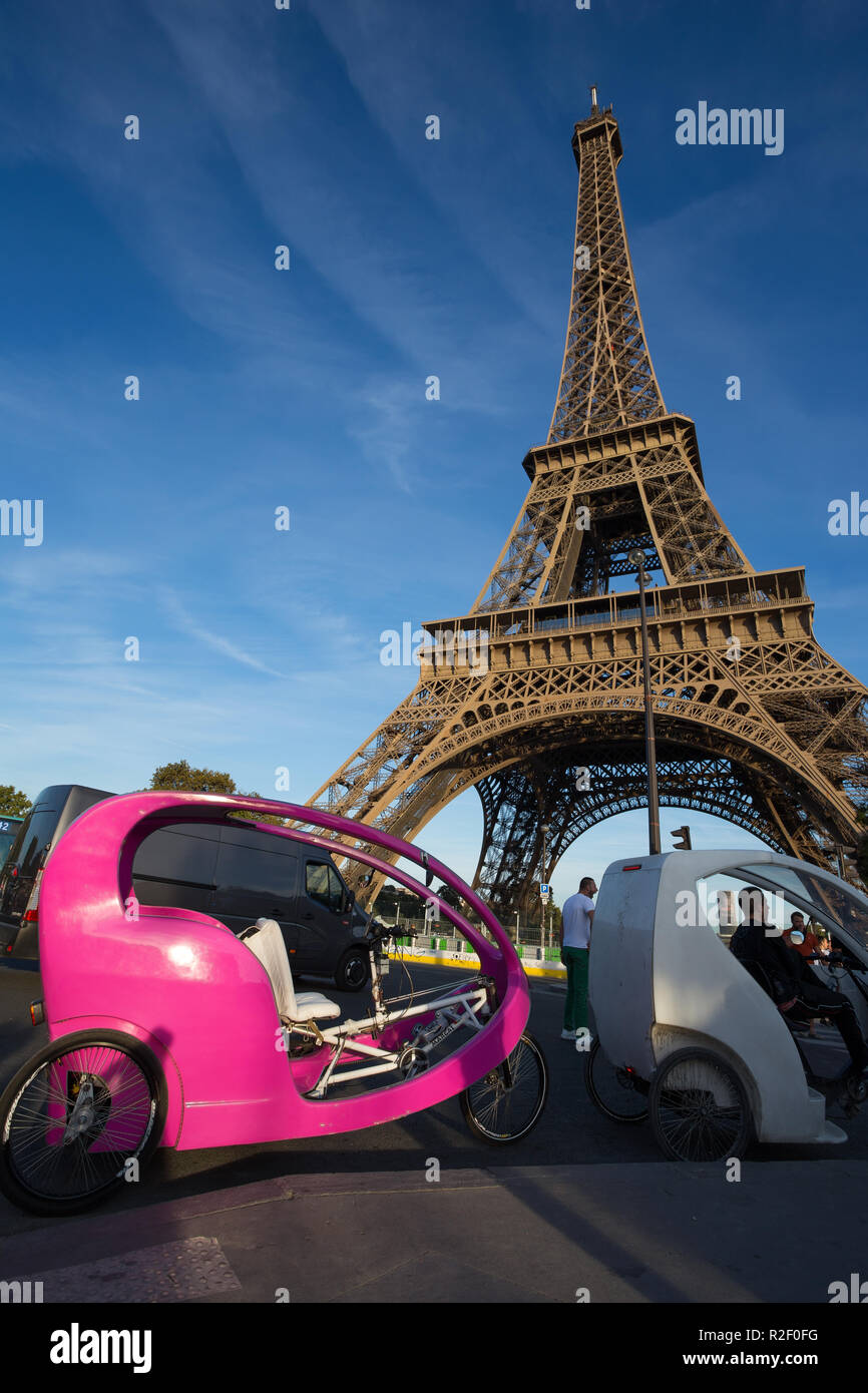 Parigi, Francia, 8 settembre 2018 - risciò per i turisti vicino alla Torre Eiffel a Parigi, Francia Foto Stock