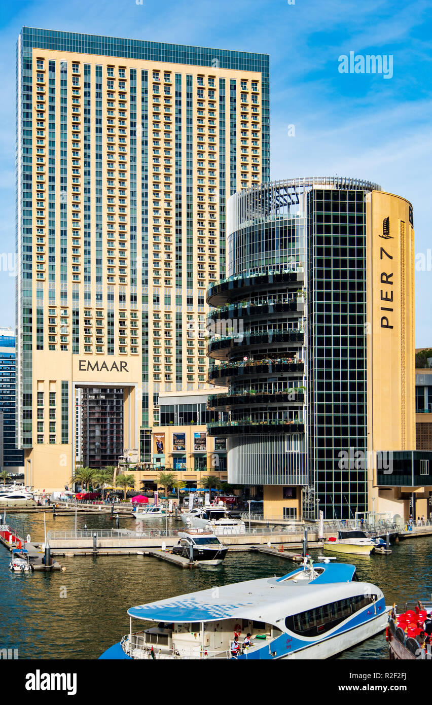 Dubai, Emirati Arabi Uniti - 16 Novembre 2018: Dubai Marina Mall e ristoranti moderni giorno in vista di una famosa destinazione di viaggio a Dubai, Emirati arabi uniti Foto Stock