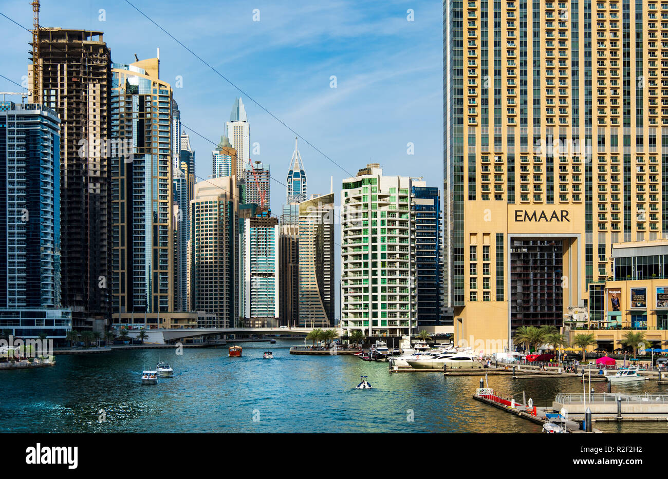 Dubai, Emirati Arabi Uniti - 16 Novembre 2018: Dubai Marina skyscrappers attraversata dalla zipline giorno in vista di una famosa destinazione di viaggio a Dubai UA Foto Stock