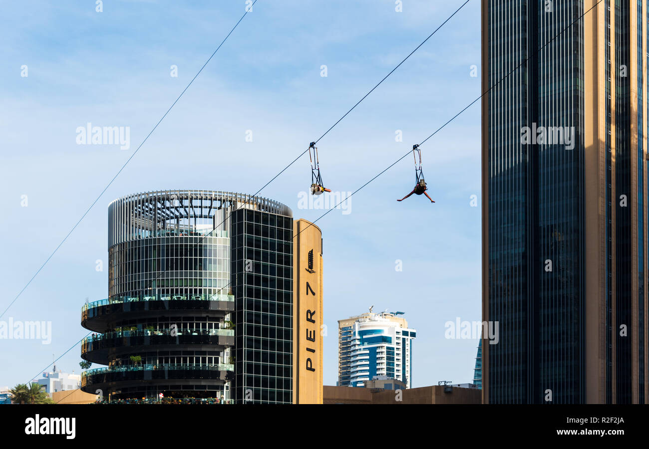 Dubai, Emirati Arabi Uniti - 16 Novembre 2018: le persone che assumono il zipline a Dubai marina a tempo di giorno, una famosa destinazione di viaggio a Dubai, Emirati arabi uniti Foto Stock