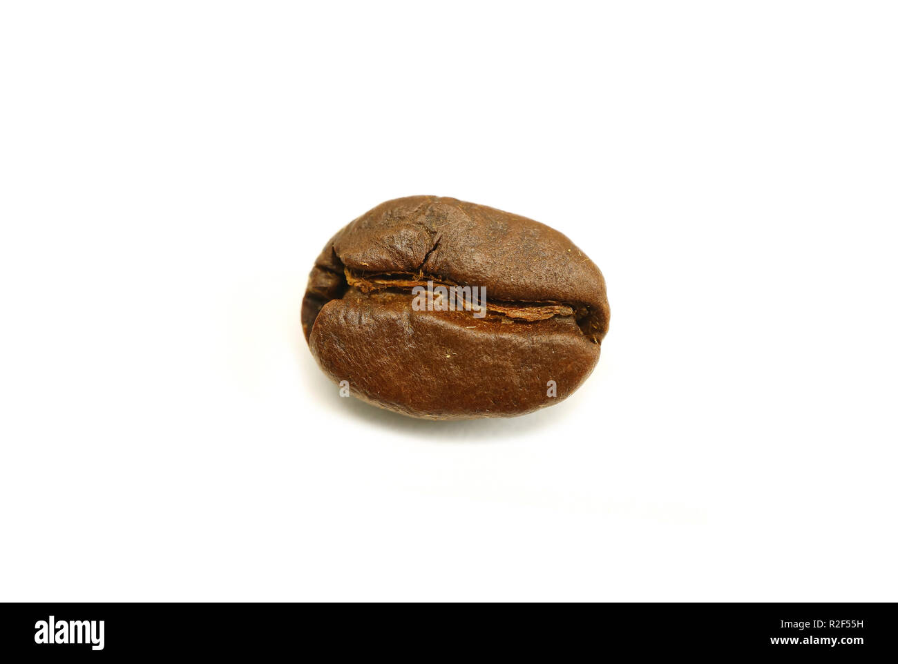 Chiuso Arabica torrefatto chicco di caffè isolato su sfondo bianco Foto Stock