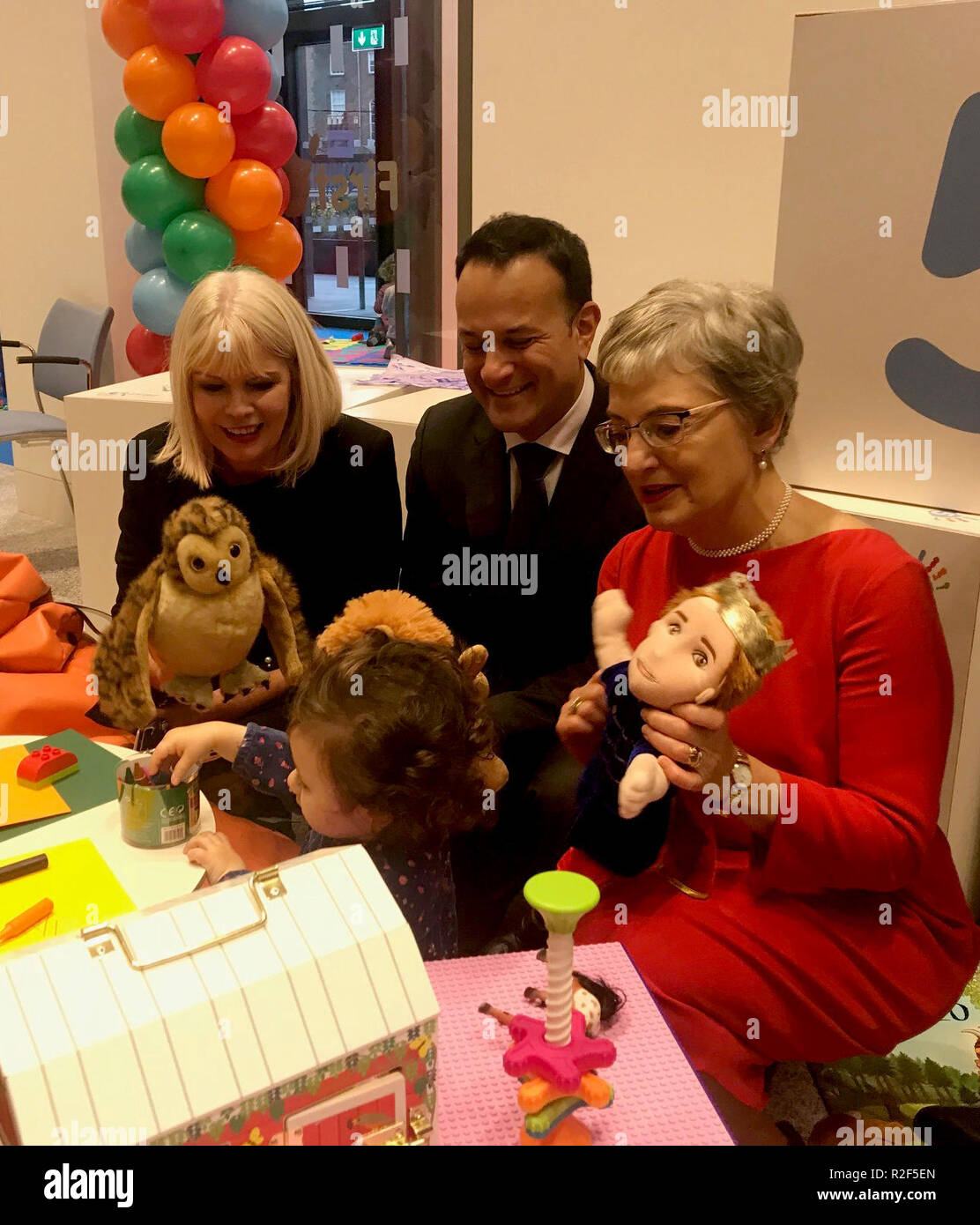 Taoiseach Leo Varadkar (centro), ministro dei Bambini Katherine Zappone (destra) e ministro junior per l'istruzione superiore Mary Mitchell o'Connor giocano con i bambini al lancio della prima iniziativa del governo 5. Foto Stock