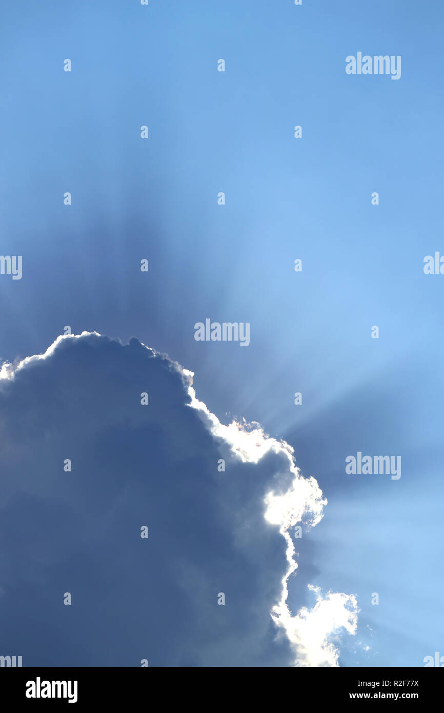 L'immagine verticale di grigio cloud con i raggi solari in sfondo Foto Stock