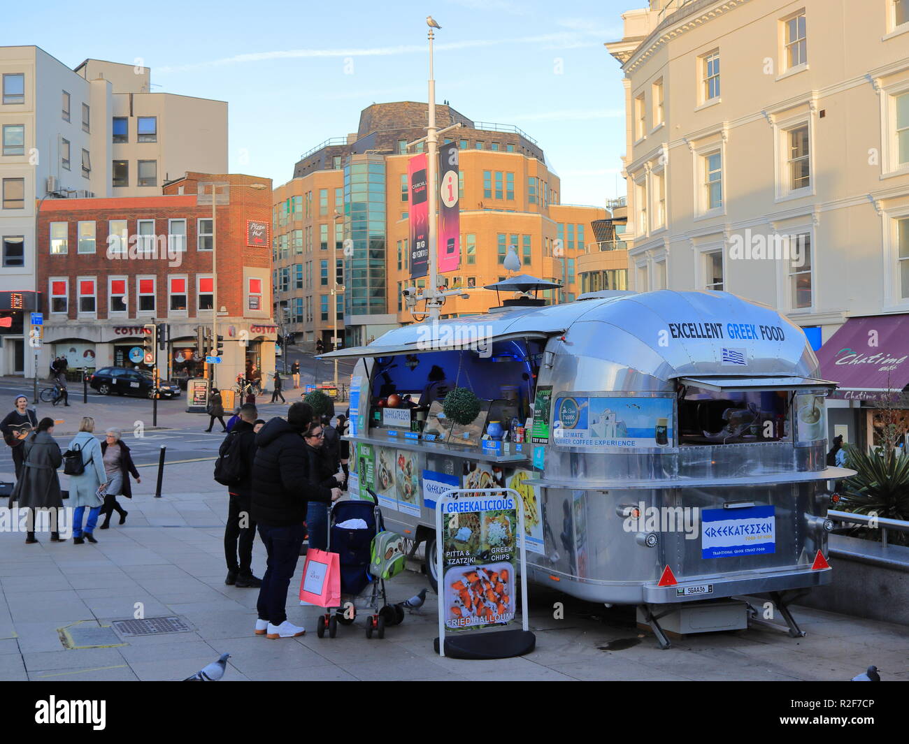 BRIGHTON, East Sussex, England, Regno Unito - 13 novembre 2018: i clienti che acquistano il cibo di strada da un stile vintage van finestra auto che serve il greco deli. Foto Stock
