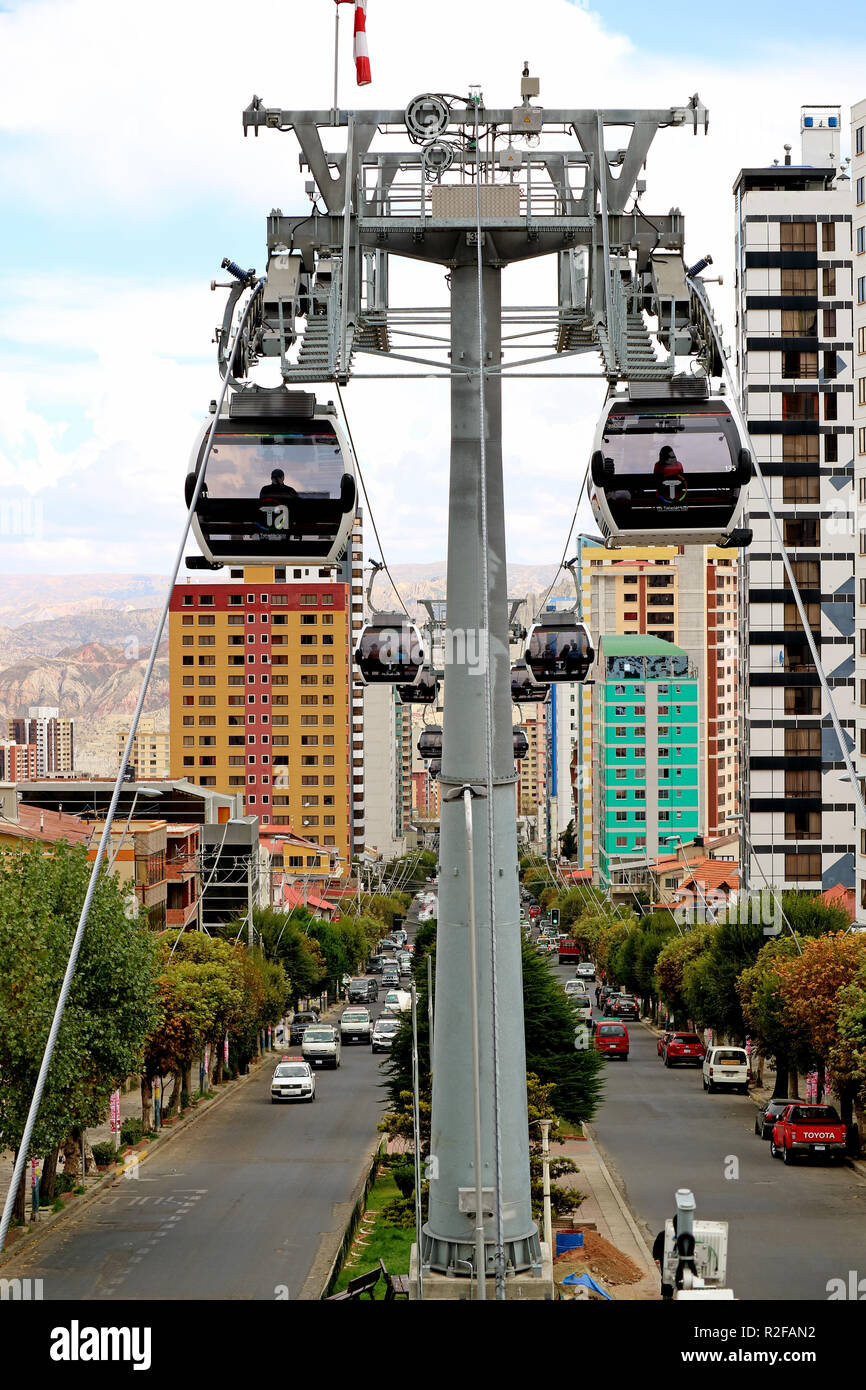 La Paz è famosa Cable Car System Mi Teleferico la linea bianca è in viaggio lungo la strada striscia mediana di La Paz, Bolivia, 27 aprile 2018 Foto Stock