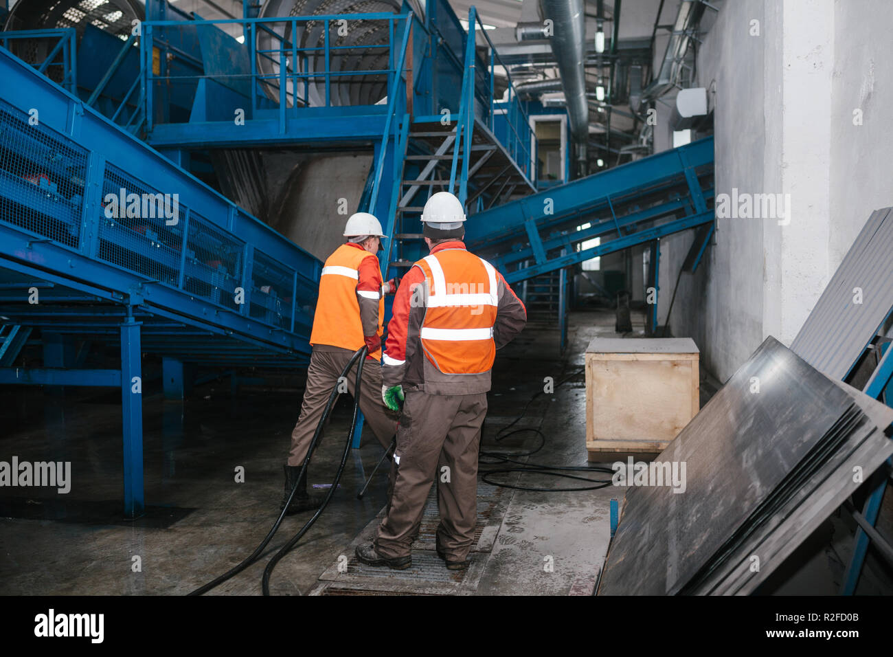 Lavoratori di apparecchiature di lavaggio all'impianto di smistamento. Il processo tecnologico. Foto Stock