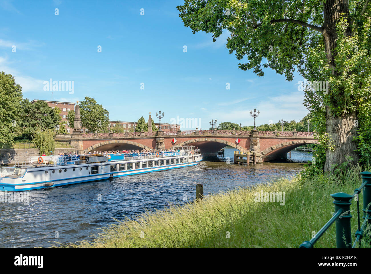 Nave turistica sul fiume Sprea passando Lutherbruecke Berlino, Germania Foto Stock