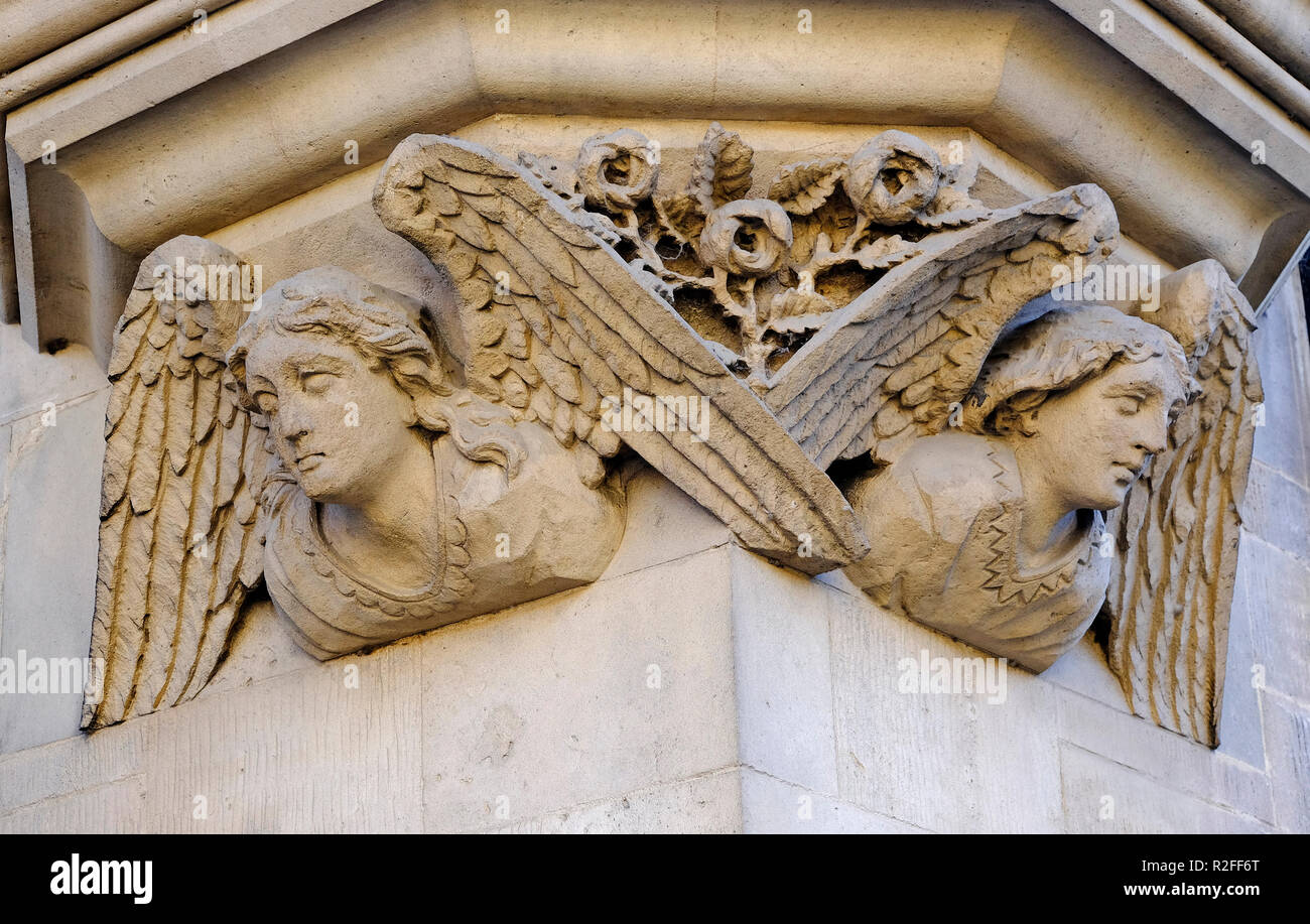 Lavori in pietra scolpita angeli su pietra esterno dell'edificio, Università di Cambridge, Inghilterra Foto Stock