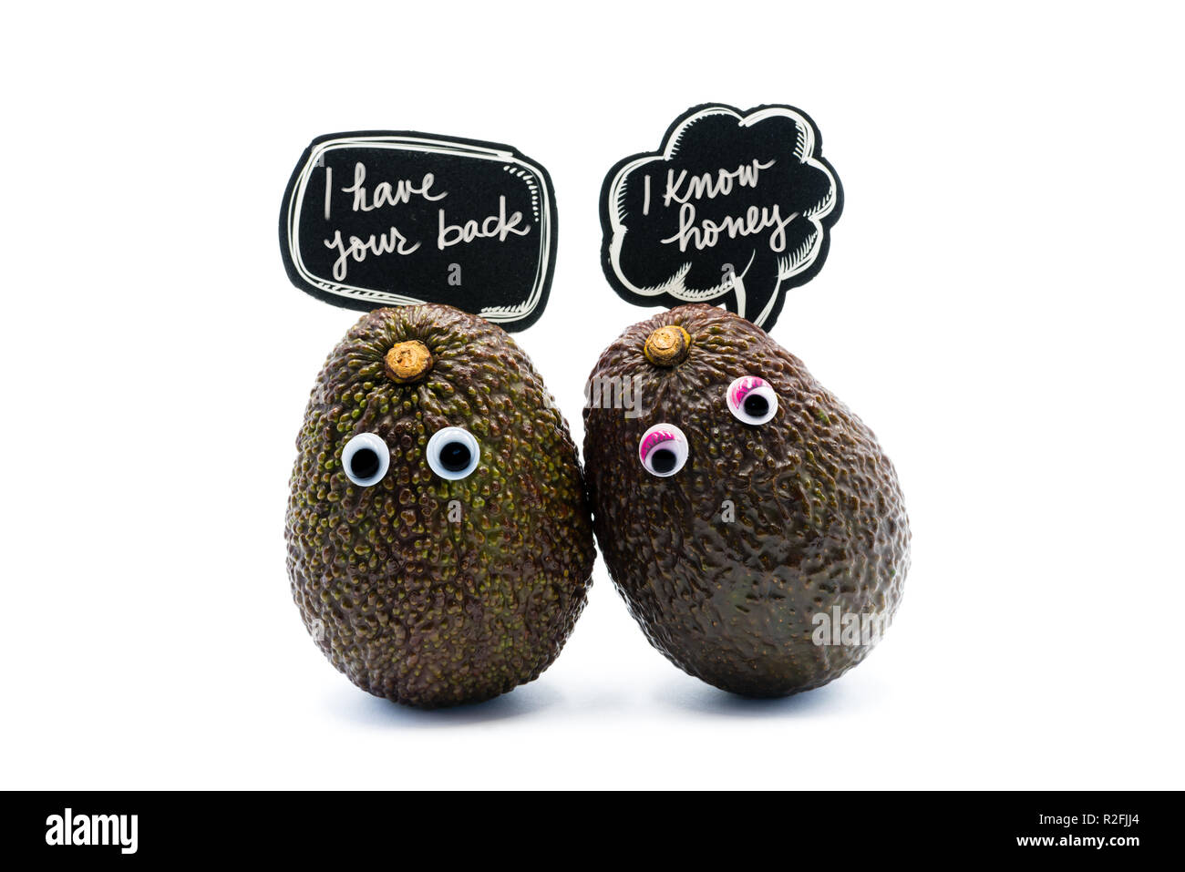 Romantico avocadi giovane con googly occhi e fumetti con testo, divertente e alimentare il concetto di amore per progetti creativi. Foto Stock