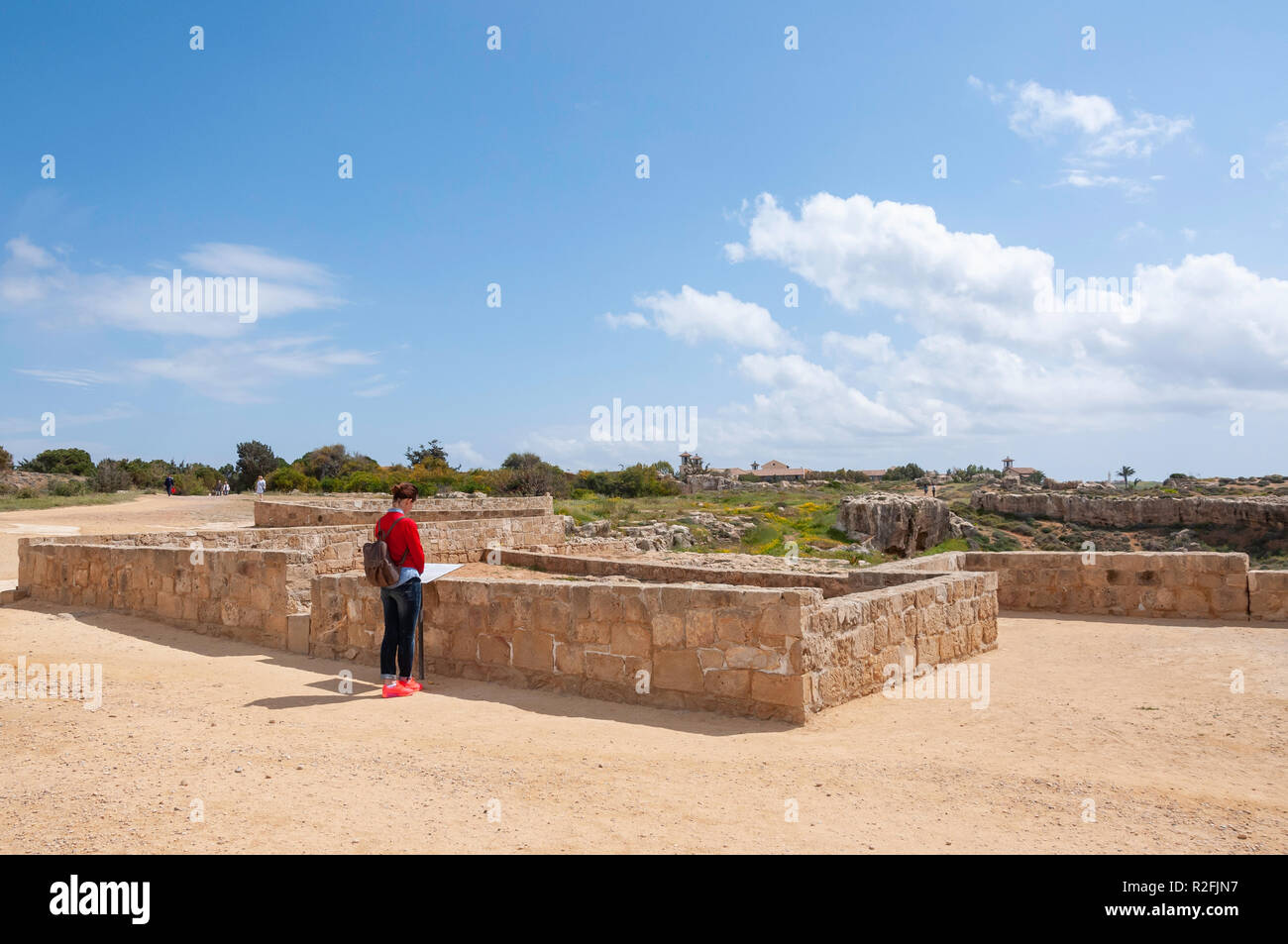 A livello del suolo di roccia scolpiti tomba nelle tombe dei re, le tombe dei re Avenue, Paphos (Paphos), Pafos District, la Repubblica di Cipro Foto Stock