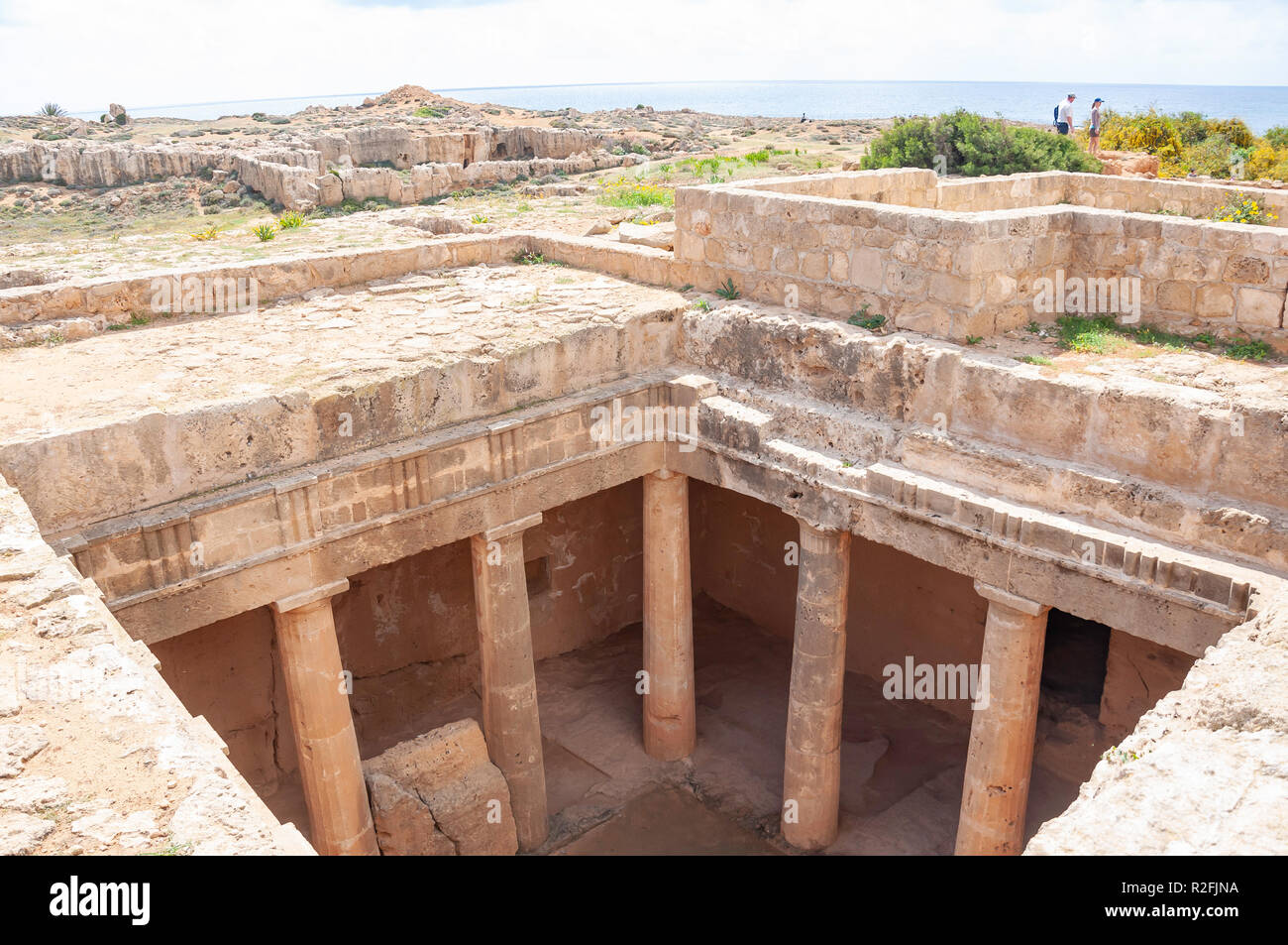 A livello del suolo con vista della roccia scolpiti tomba nelle tombe dei re, le tombe dei re Avenue, Paphos (Paphos), Pafos District, la Repubblica di Cipro Foto Stock