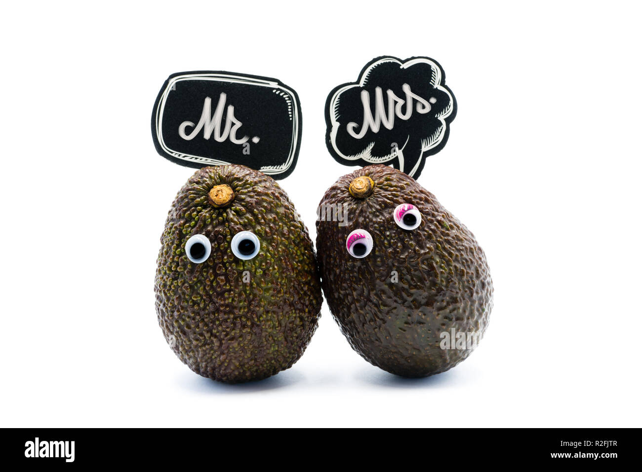 Romantico avocadi giovane con googly occhi e fumetti con testo il signor e la signora, funny cibo e amore concetto per progetti creativi. Foto Stock