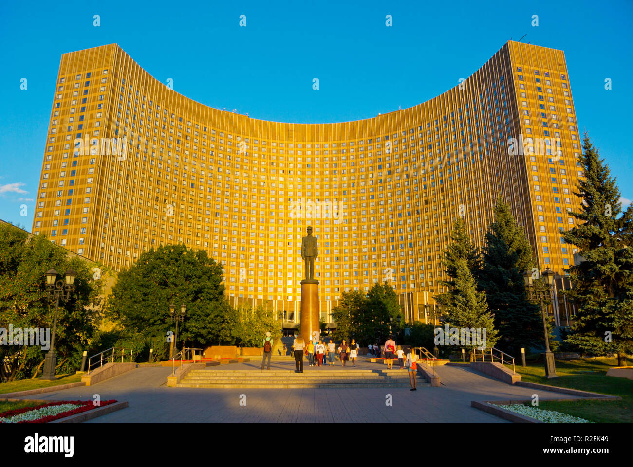 L'Hotel Cosmos con statua di Charles de Gaulle, Mosca, Russia Foto Stock