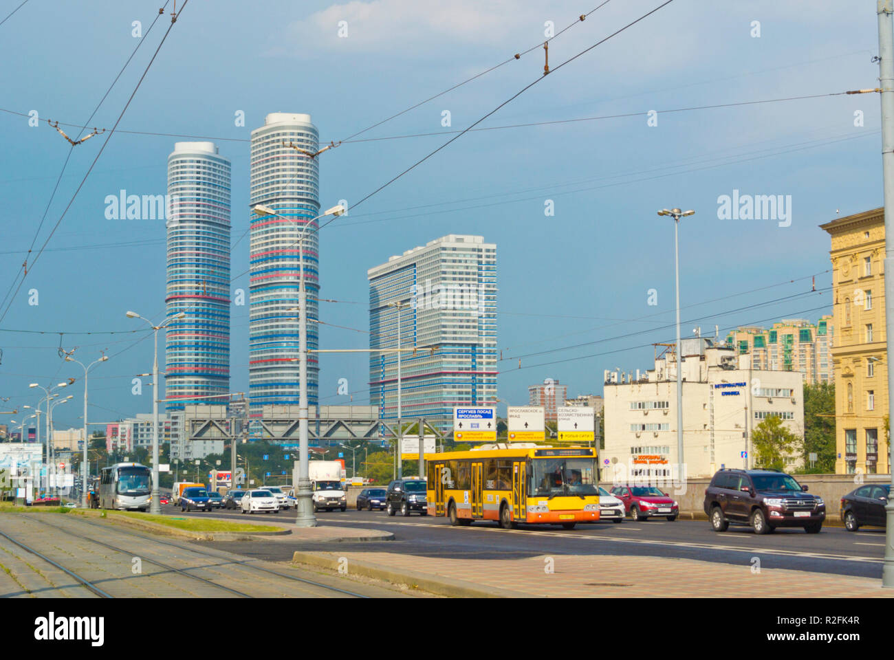 Prospekt Mira, a VDKNh, con edifici Trikolor, Alexeyevsky e distretti Rostokino, Mosca, Russia Foto Stock