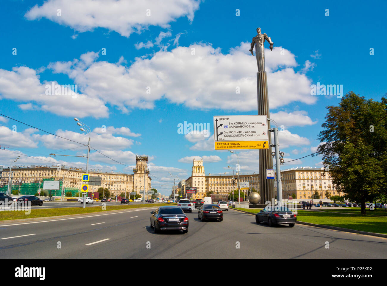 Il traffico che passa un monumento di Yuri Gagarin, Ploshchad Gagarina, Gagarinsky distretto, Leninsky Prospekt Mosca, Russia Foto Stock