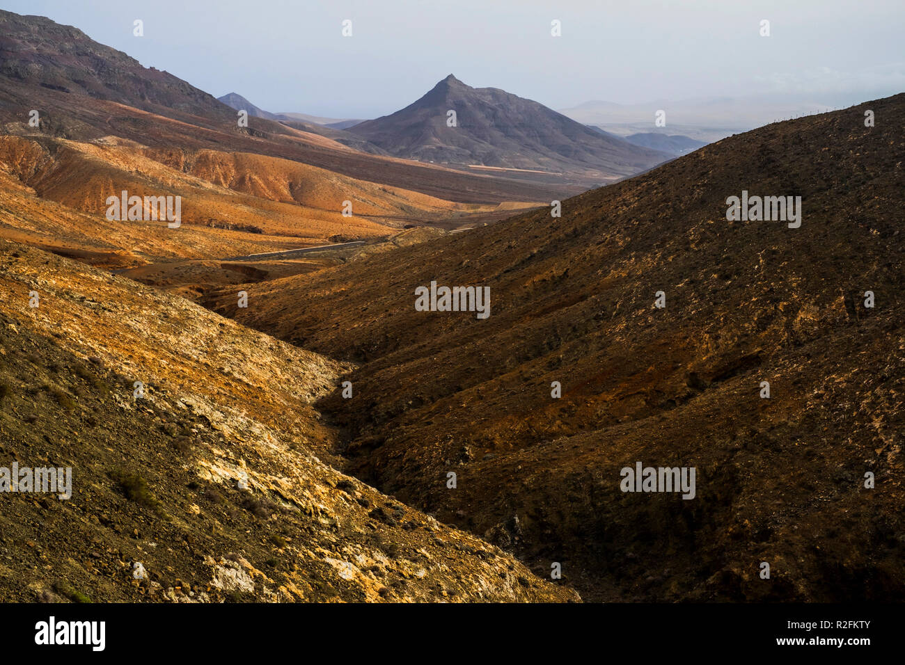 Incredibili montagne panorama della valle in Fuerteventura isole Canarie. africa bellezza e vulcaniani terra senza huan e nessuno. paesaggio naturale intramontabile perfetto per trekking ed escursioni per scoprire il mondo con un concetto di zaino Foto Stock