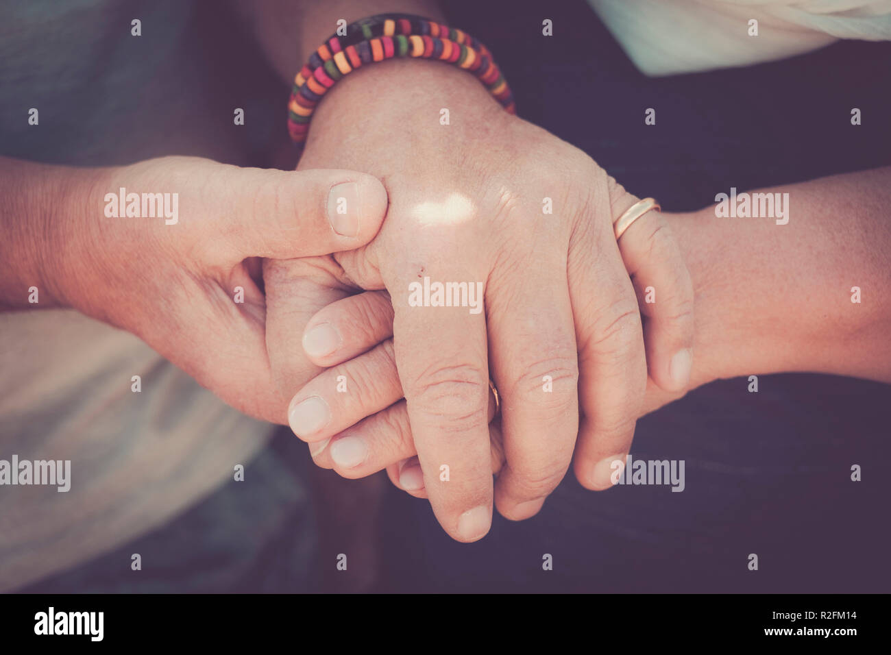 Sempre concetto tegether per una coppia di anziani senior mani toccano e stare insieme. Momento di amore per una vita insieme Foto Stock