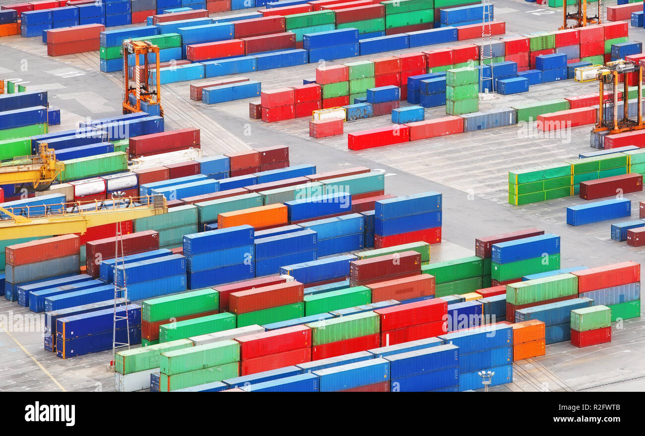 Cargo i container per il trasporto merci nel porto di mare. Foto Stock